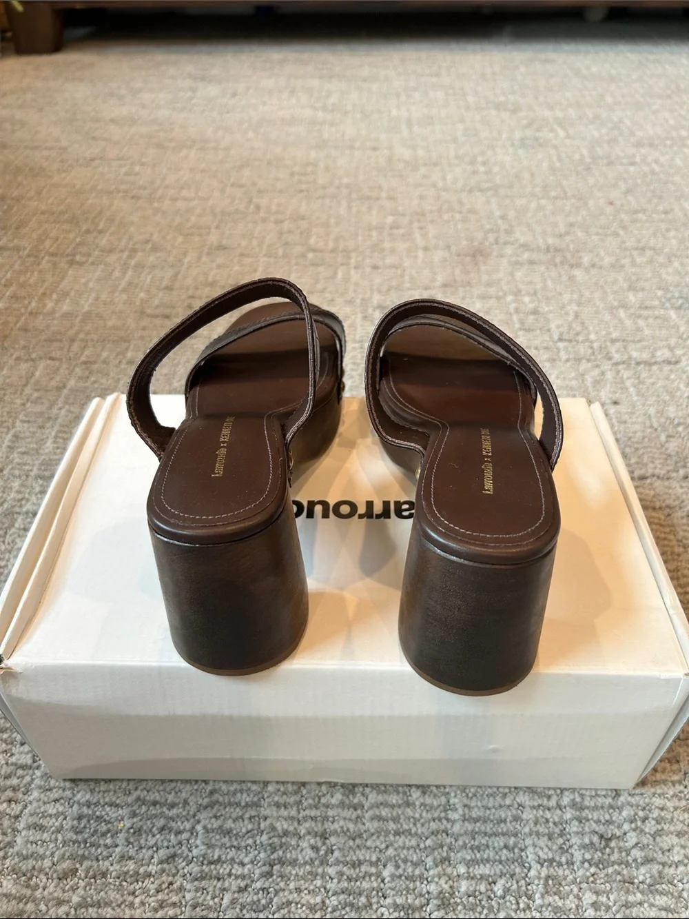 LARROUDÉ X KENNETH COLE: SANDAL DARK OAK CROCO LEATHER 7